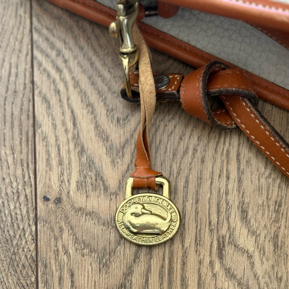 VINTAGE Dooney & Bourke Tan and Cream Genuine Leather Crossbody Bag - Picture 8 of 16
